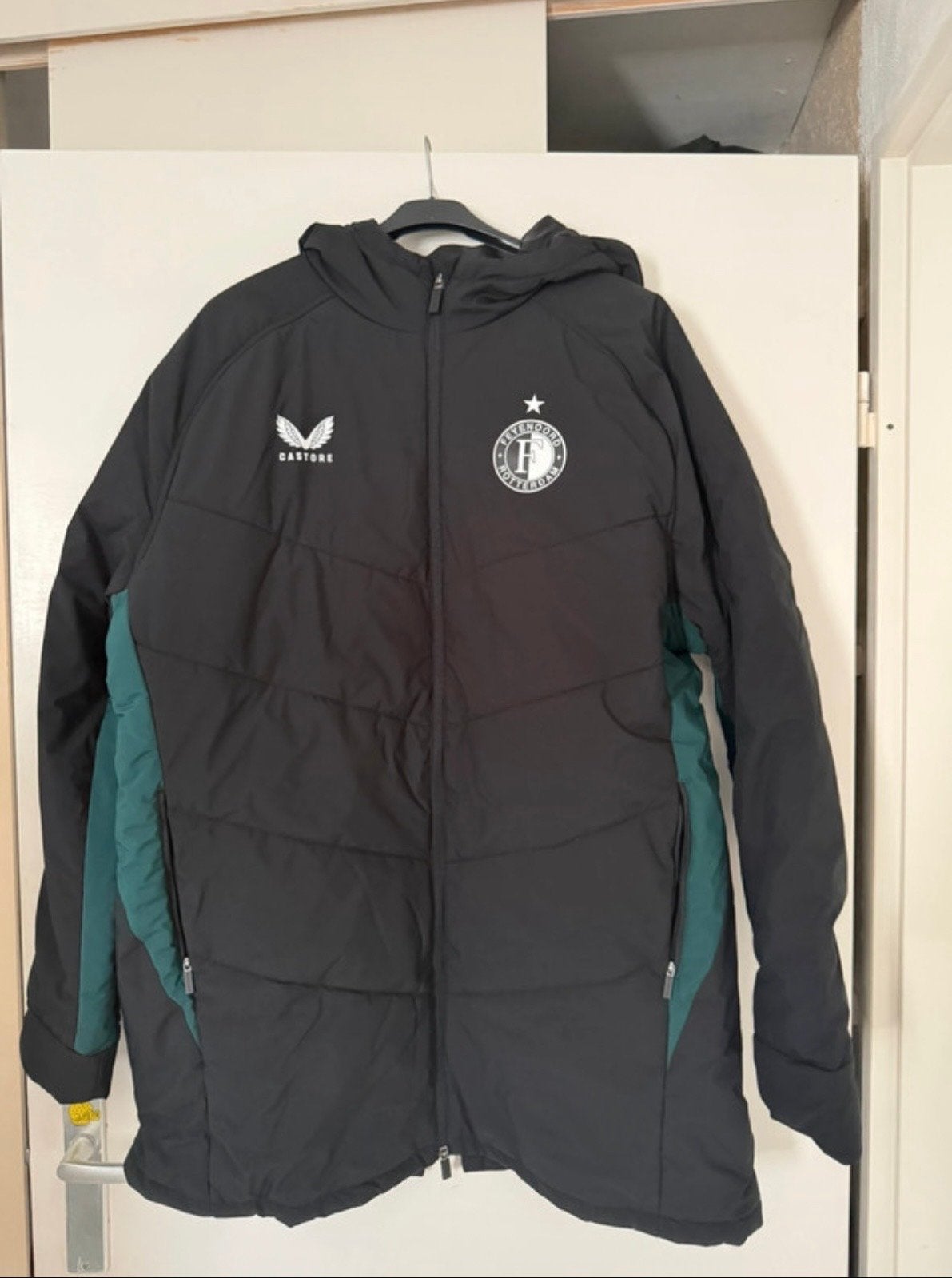 Castore Feyenoord Winterjas Maat M( PRO ), Kleding | Dames, Ophalen of Verzenden, Nieuw, Maat 38/40 (M), Zwart
