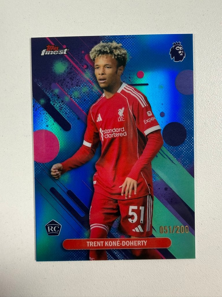 Trent Kone Doherty RC /200 Topps Finest Premier League 2026, Ophalen of Verzenden, Nieuw, Buitenlandse clubs, Poster, Plaatje of Sticker