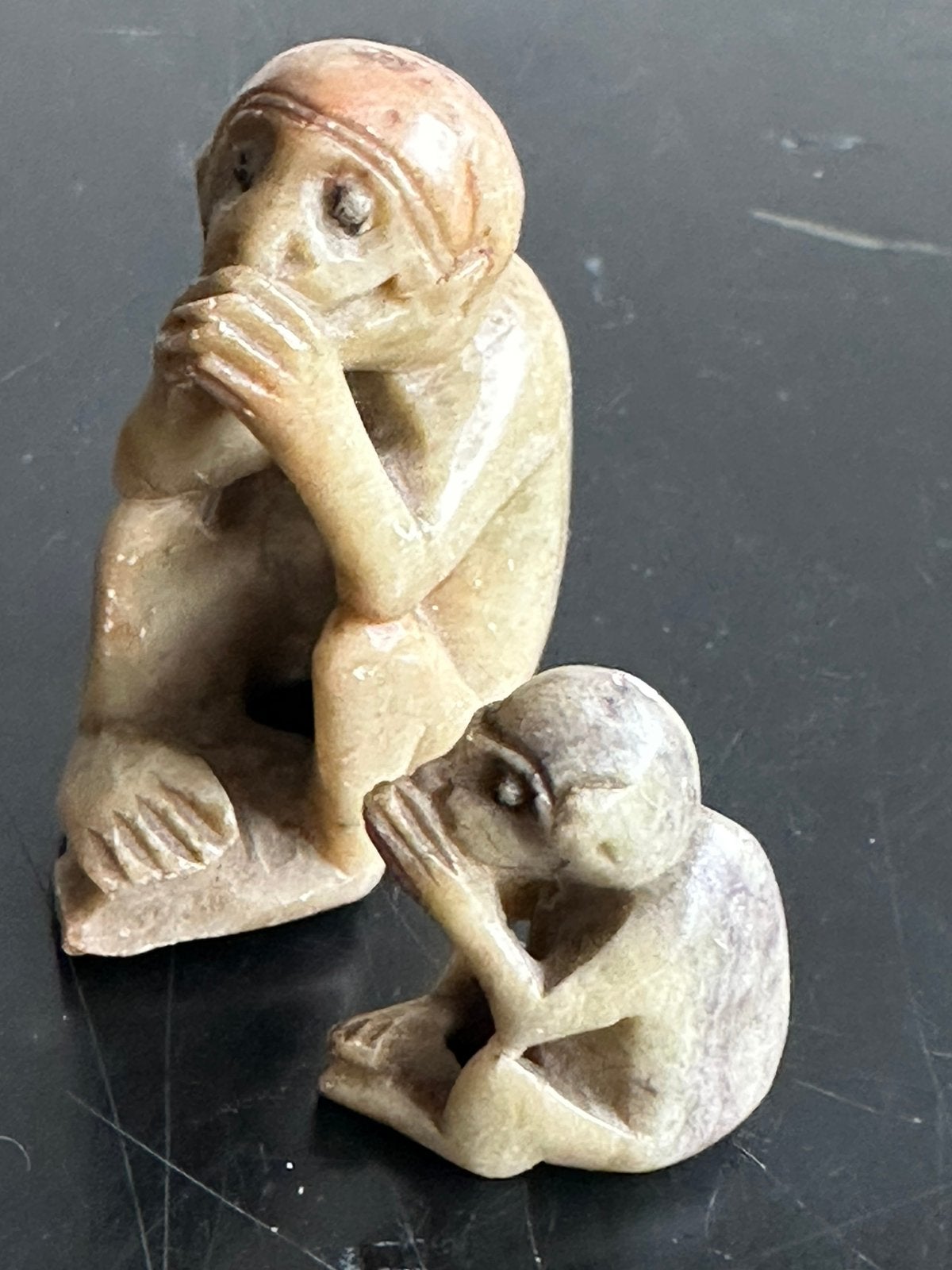 Oud Chinees Speksteen beeldjes Aap met jong 3/5 cm H, Ophalen of Verzenden, Gebruikt, Dier