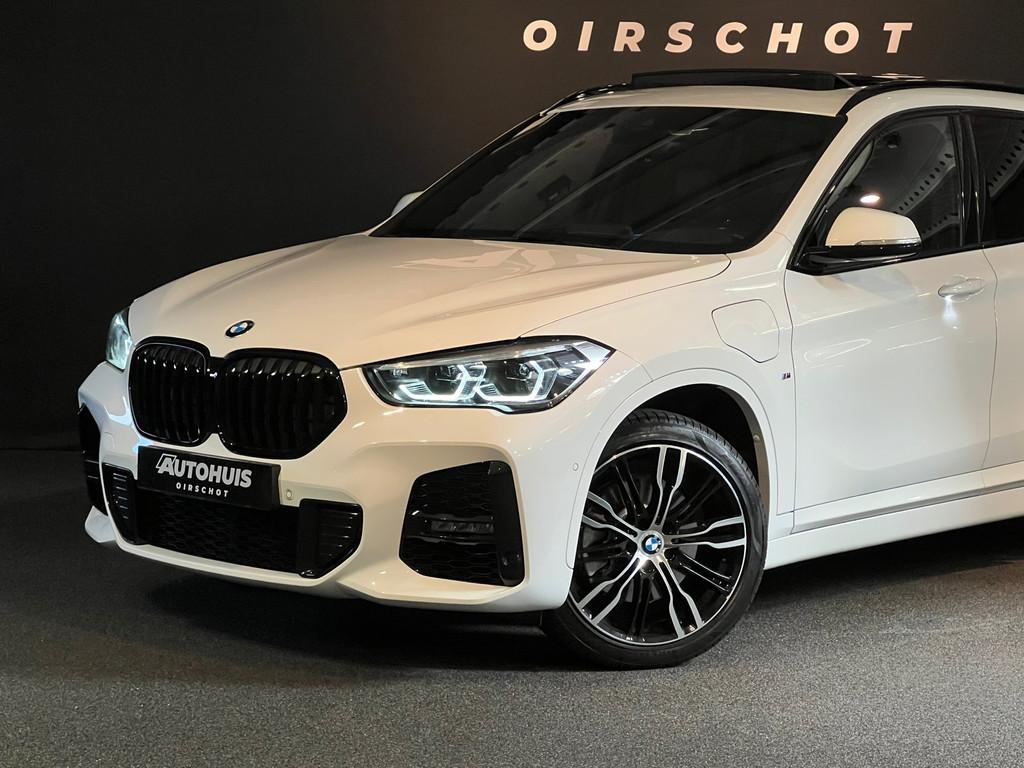 BMW X1 XDrive25e High Executive Edition M Pano/ H&K/ Leder/, Auto's, Gebruikt, Zwart, Wit, Bedrijf