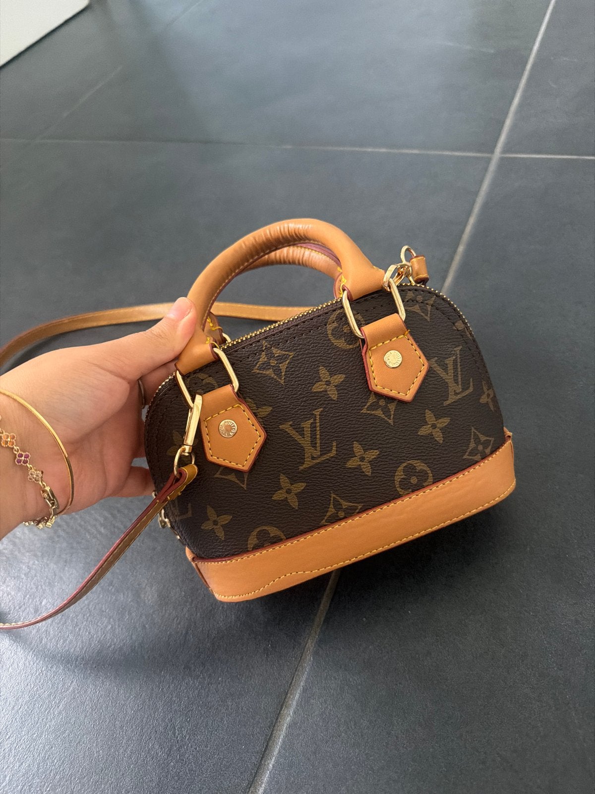 Louis Vuitton Alma BB Monogram Handtas, Ophalen of Verzenden, Zo goed als nieuw, Bruin, Handtas