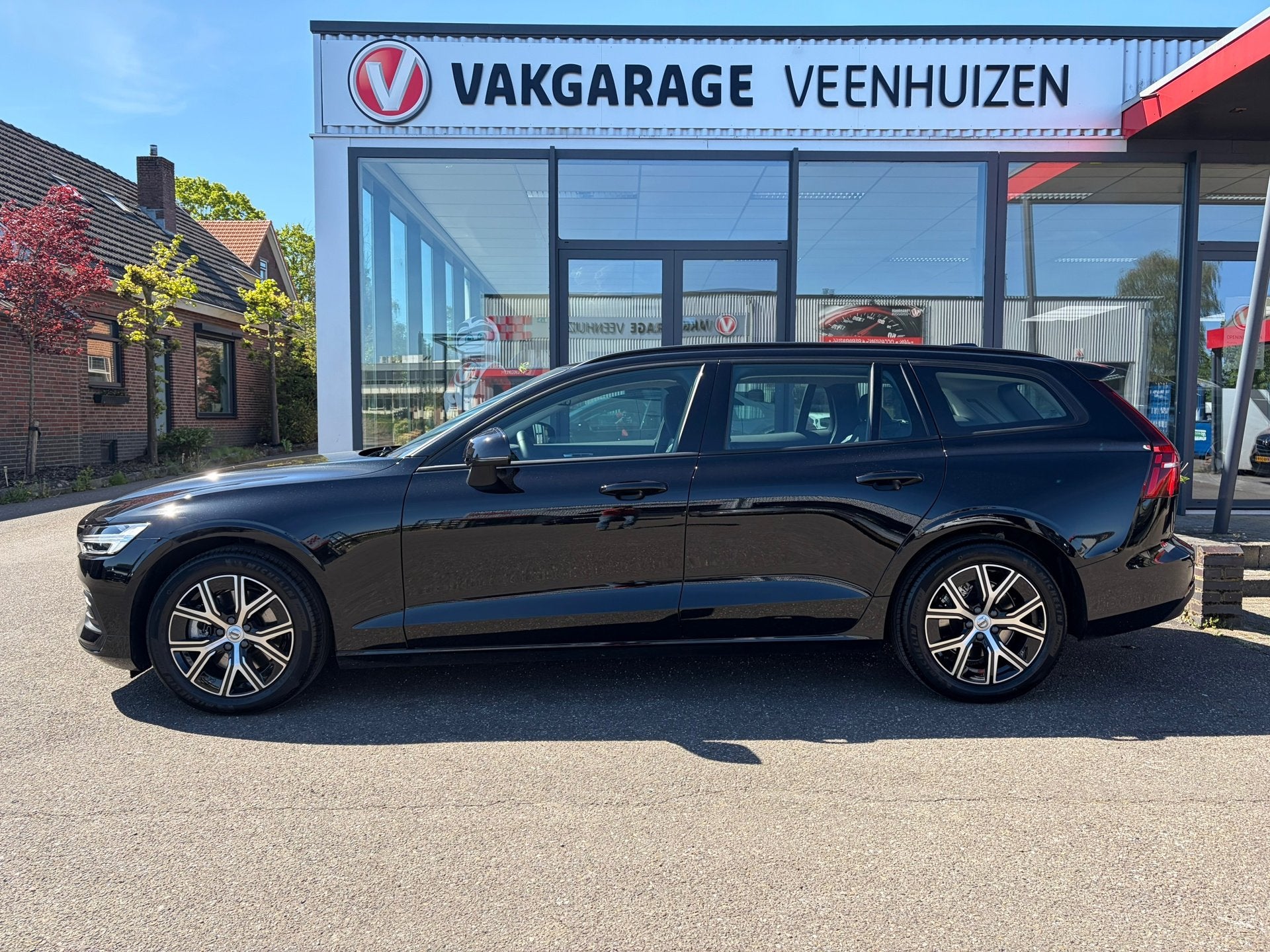 Volvo V60 2.0 B4 Essential Edition|Rijklaar prijs|Fabrieksga, Auto's, 12 maanden, Euro 6, 4 cilinders, 1634 kg