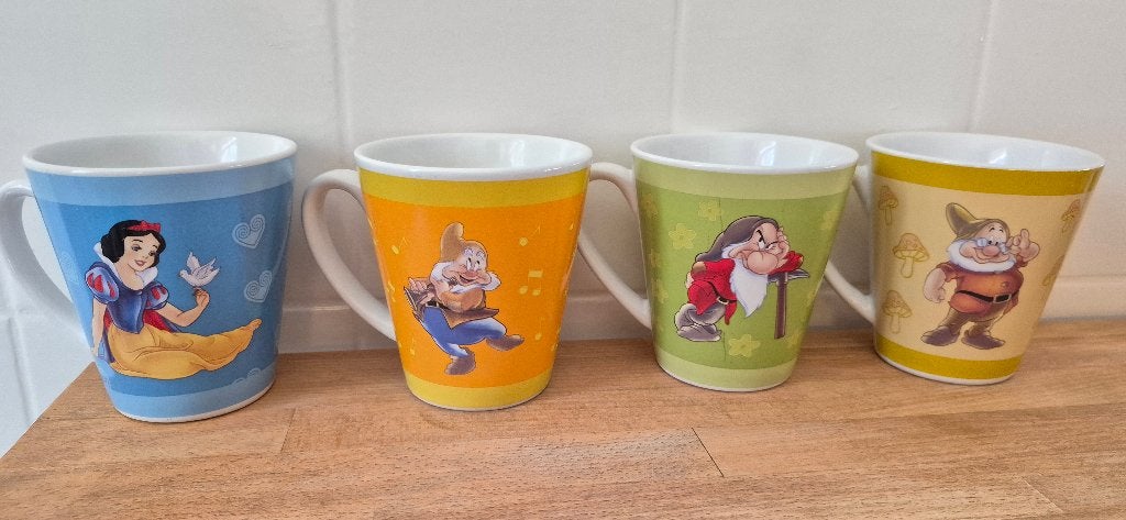 4 disney mokken sneeuwwitje en de 7 dwergen ., Nieuw, Overige stijlen, Aardewerk, Mok