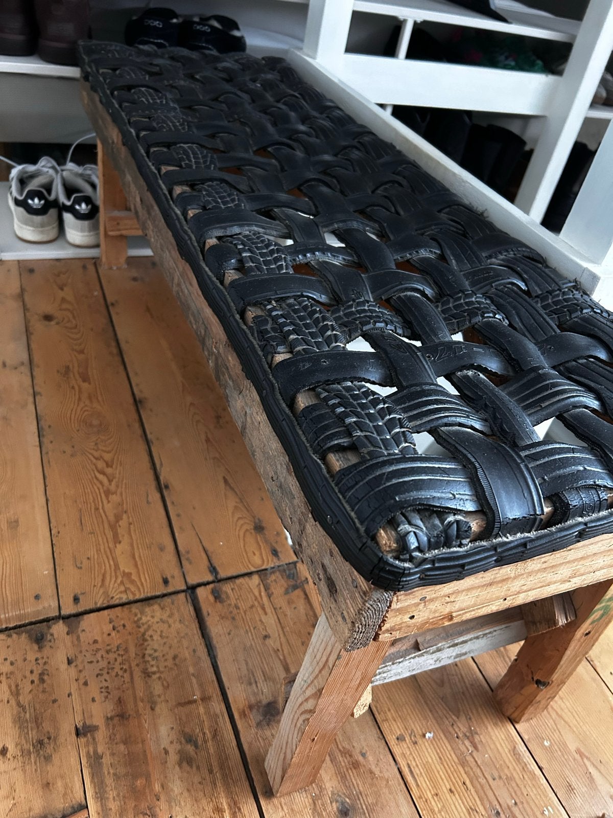 Household Hardware Uniek bankje van sloophout en autobanden, Ophalen, Gebruikt, Zwart, Hout