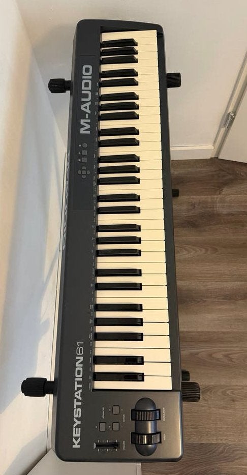M-Audio Keystation 61 MIDI Keyboard met standaard en pedaal, Muziek en Instrumenten, Keyboards, 61 toetsen, Zo goed als nieuw