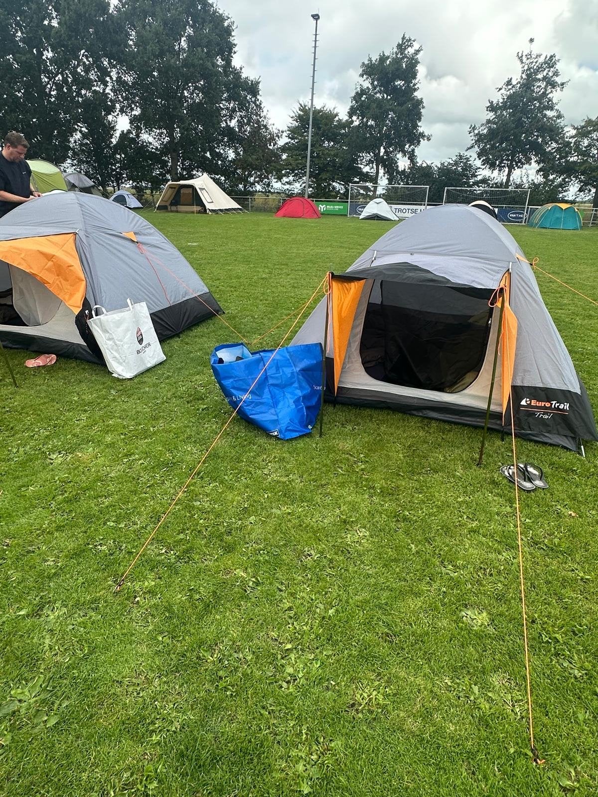 2 persoons EuroTrail tent - Ideaal voor festivals/camping, Ophalen, Zo goed als nieuw, Tot en met 2
