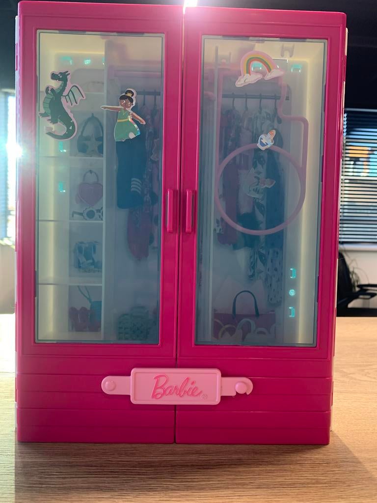 Barbie Kledingkast - Gebruikt met Stickers, Ophalen, Gebruikt, Toebehoren