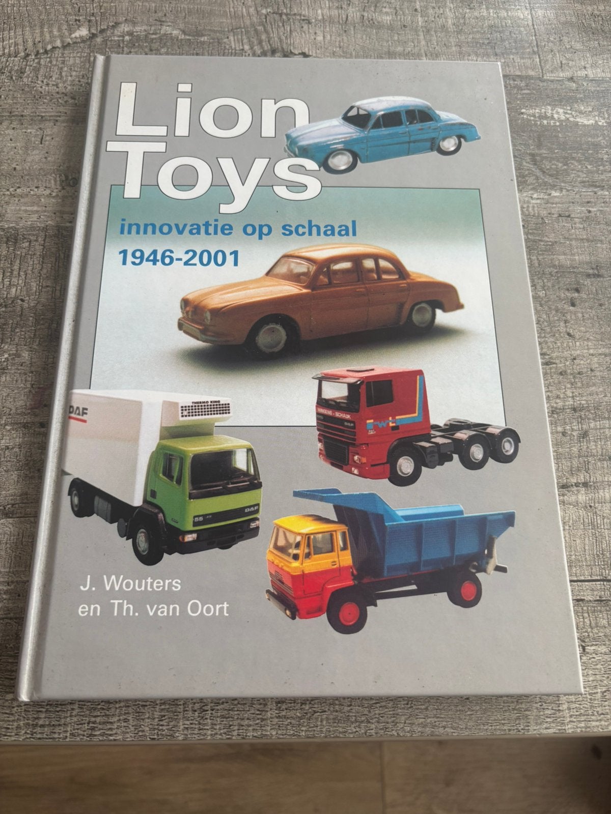 LION TOYS INNOVATIE OP SCHAAL 1946-2001, Ophalen of Verzenden, Zo goed als nieuw, Bus of Vrachtwagen, Lion Toys