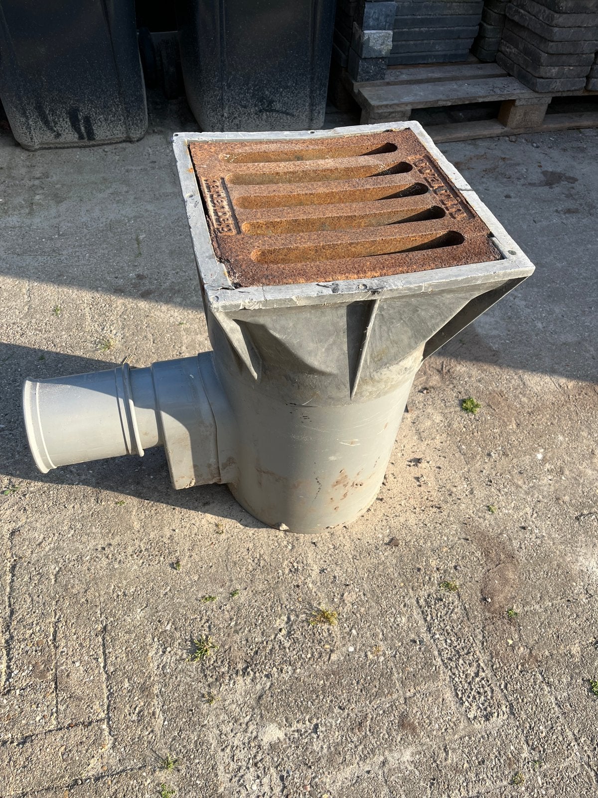 Afvoerput met rooster 36x36cm, Doe-het-zelf en Verbouw, Buizen en Afvoer, Gebruikt, Afvoer, Overige materialen, Minder dan 2 meter
