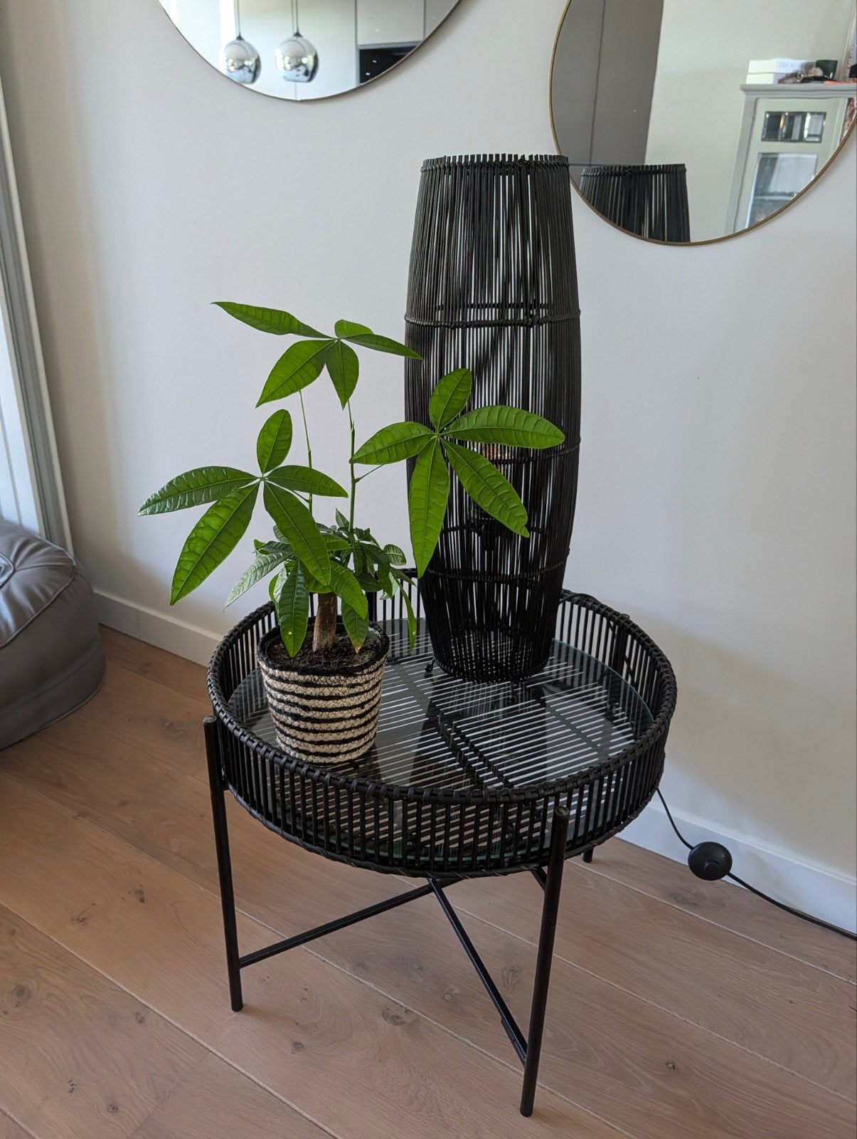 Rieten zwarte lamp (evt met bijpassende bijzettafel), Huis en Inrichting, Lampen | Vloerlampen, Ophalen, Gebruikt, Modern, Bohemian