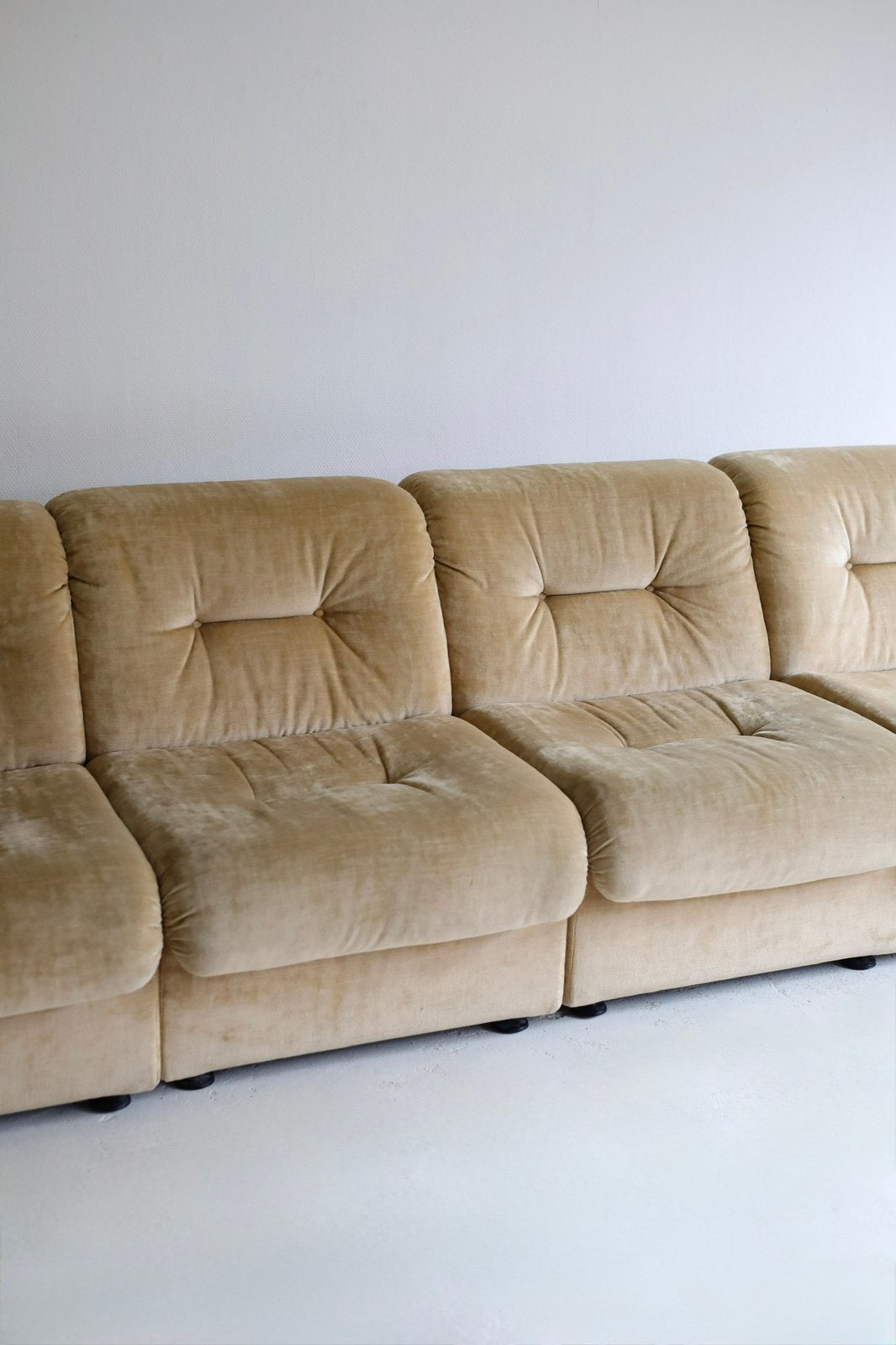 4-zits elementenbank, velvet beige jaren 60/70, Huis en Inrichting, Banken | Bankstellen, Ophalen, 250 tot 300 cm, Design, 75 tot 100 cm