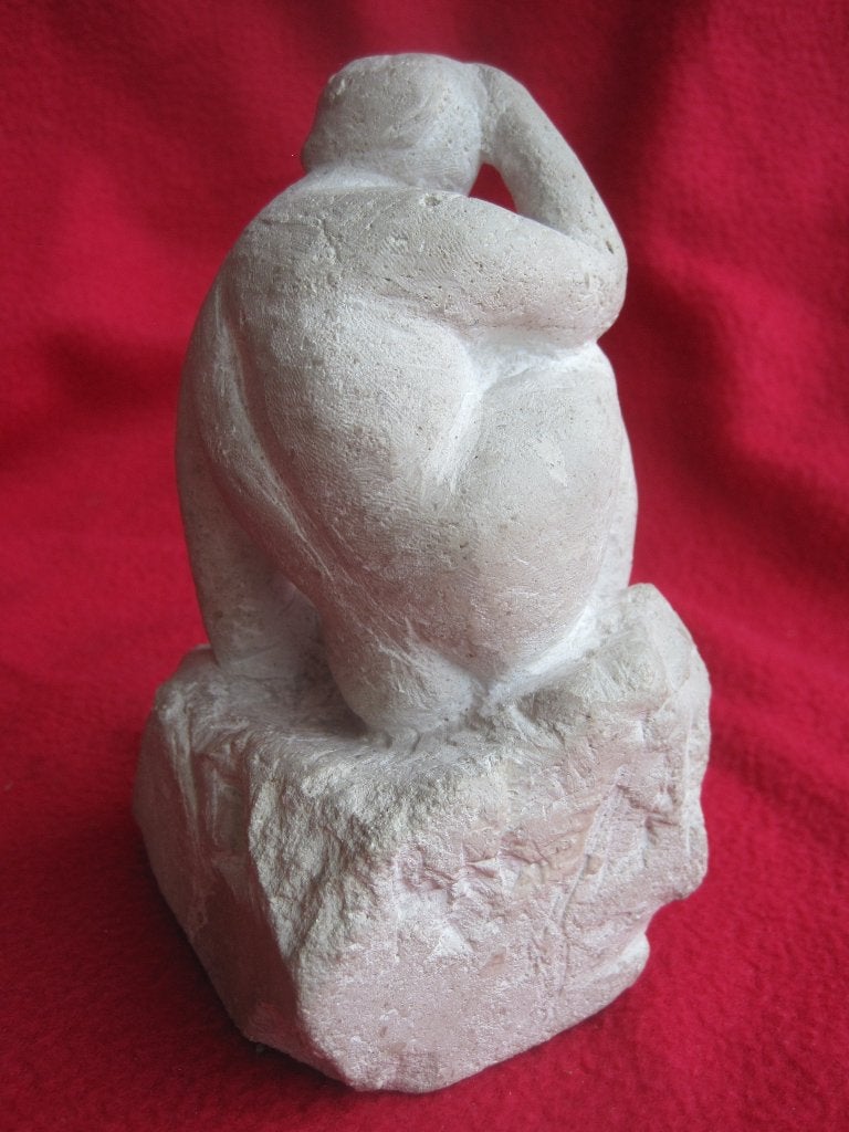 Abstract beeldhouwwerk zittende vrouw., Antiek en Kunst, Kunst | Beelden en Houtsnijwerken, Minder dan 20 cm, Ophalen of Verzenden
