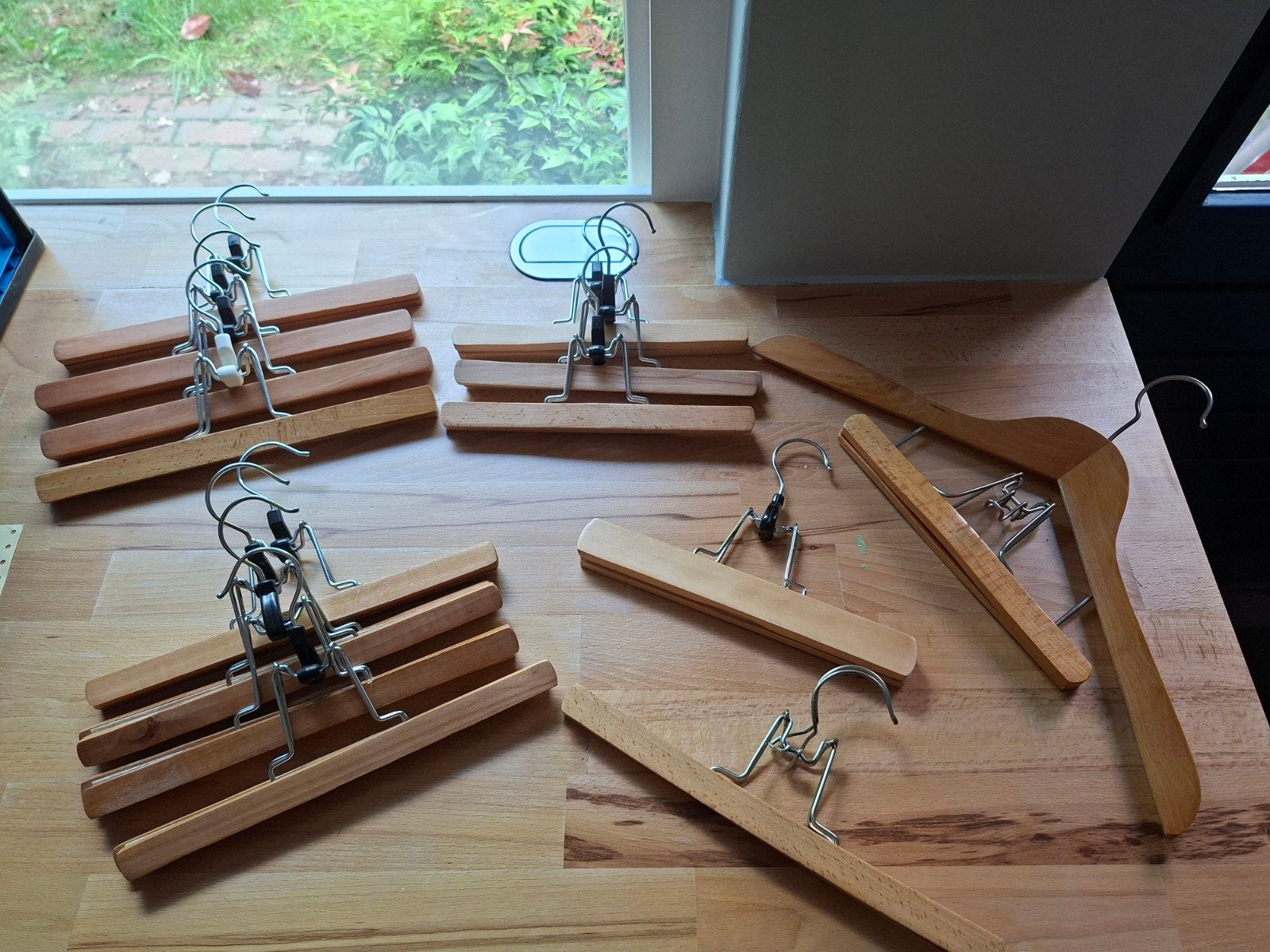 12 broekhangers en 1 kostuumhanger (hout en metaal), Ophalen of Verzenden, Gebruikt, Hout, Volwassenen