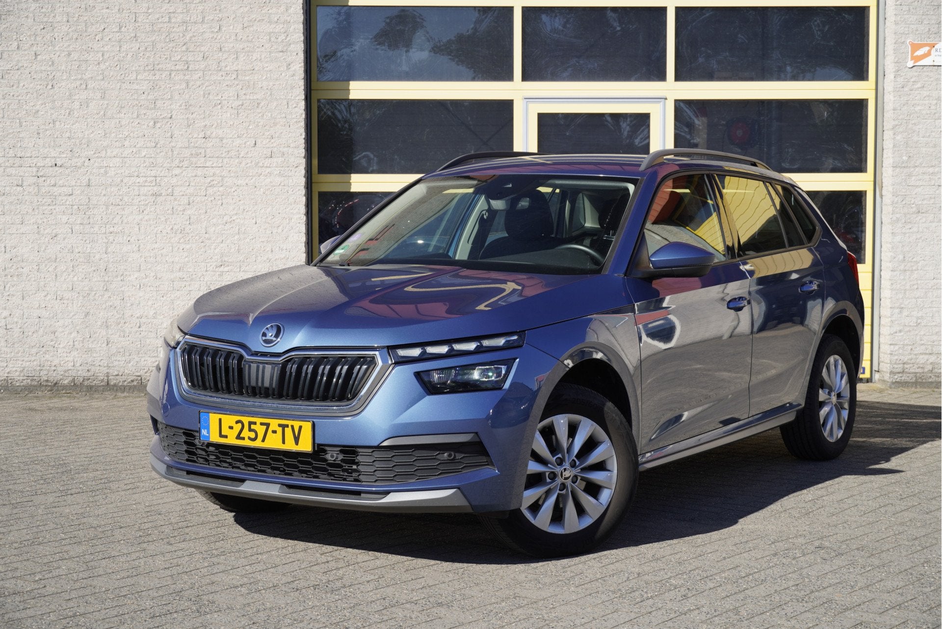 Skoda Kamiq 1.0 TSI Business Edition BJ2021 Led | Pdc | Navi, Auto's, Dealer onderhouden, Gebruikt, Blauw, 620 kg