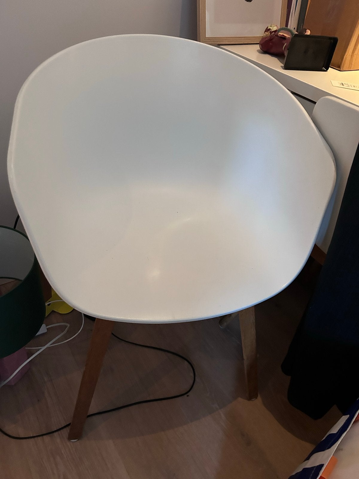 Witte kuipstoel met houten poten- hay, Ophalen, Kunststof, Gebruikt, Wit