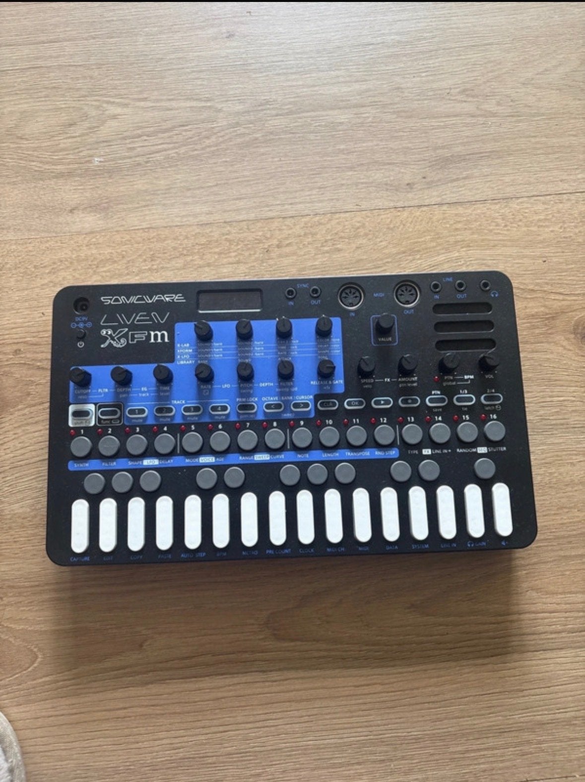 Sonicware LIVEN XFM: Draagbare FM Groovebox met 6 stemmen, Muziek en Instrumenten, Synthesizers, Ophalen of Verzenden, Zo goed als nieuw