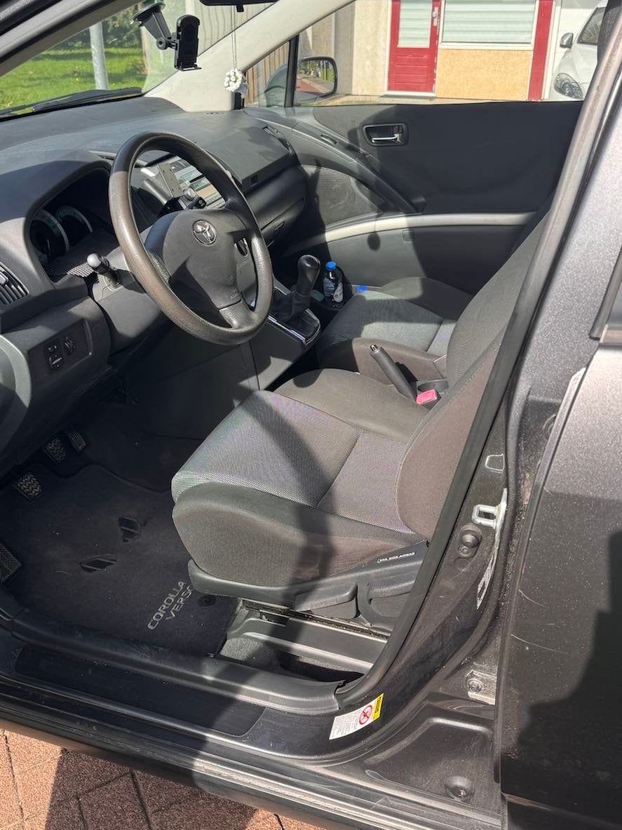Foto 4 van Toyota Corolla Verso 2.2 D4d-f 5P 2007 Grijs