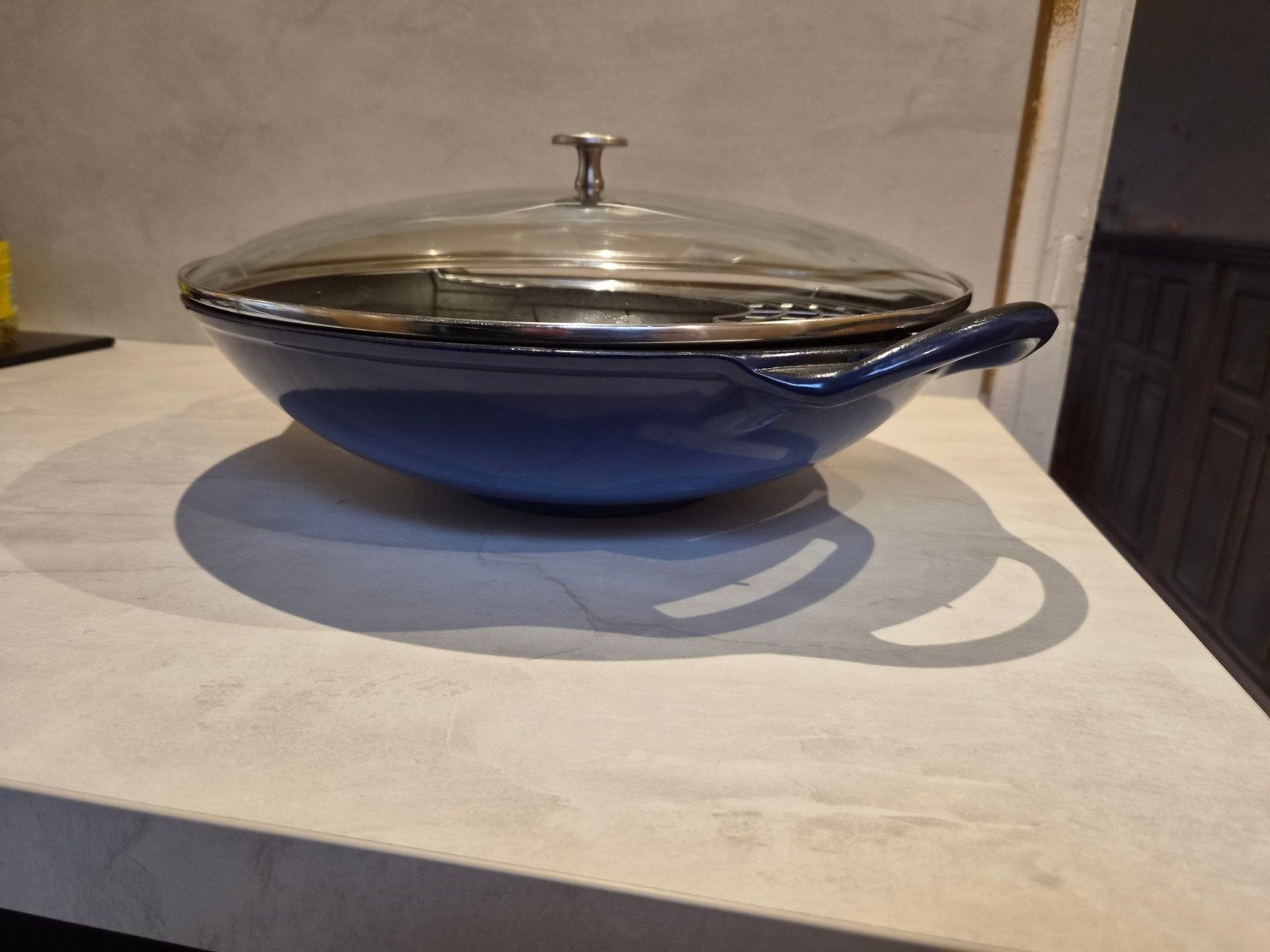 Staub gietijzeren Wokpan 37 cm met Glazen Deksel en Rooster, Huis en Inrichting, Ophalen, Gietijzer, Geschikt voor inductie, Zo goed als nieuw