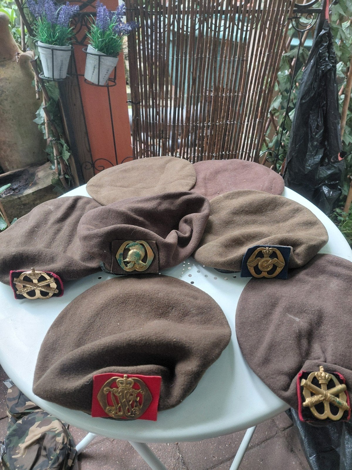 lot 7 stuks baretten, Ophalen of Verzenden, Landmacht, Nederland, Embleem of Badge