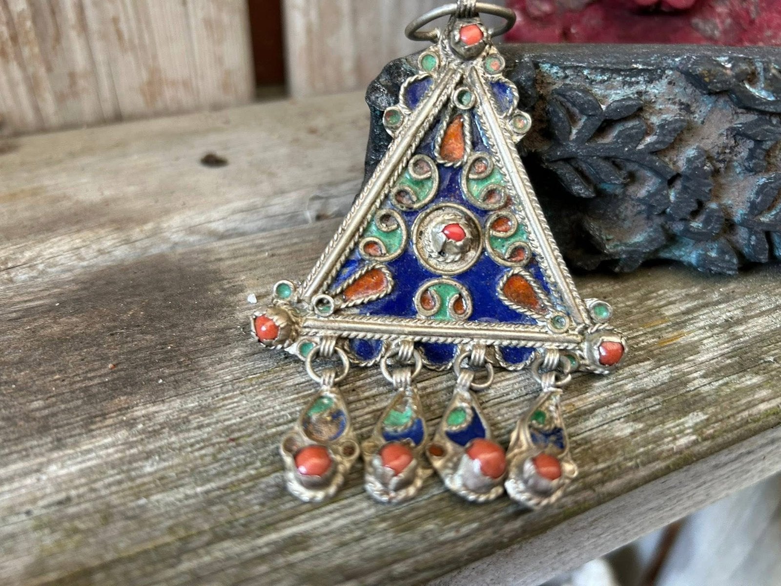 Prachtige vintage Kabyle hanger versierd met emaille en Kora, Ophalen of Verzenden, Overige materialen, Hanger, Met edelsteen