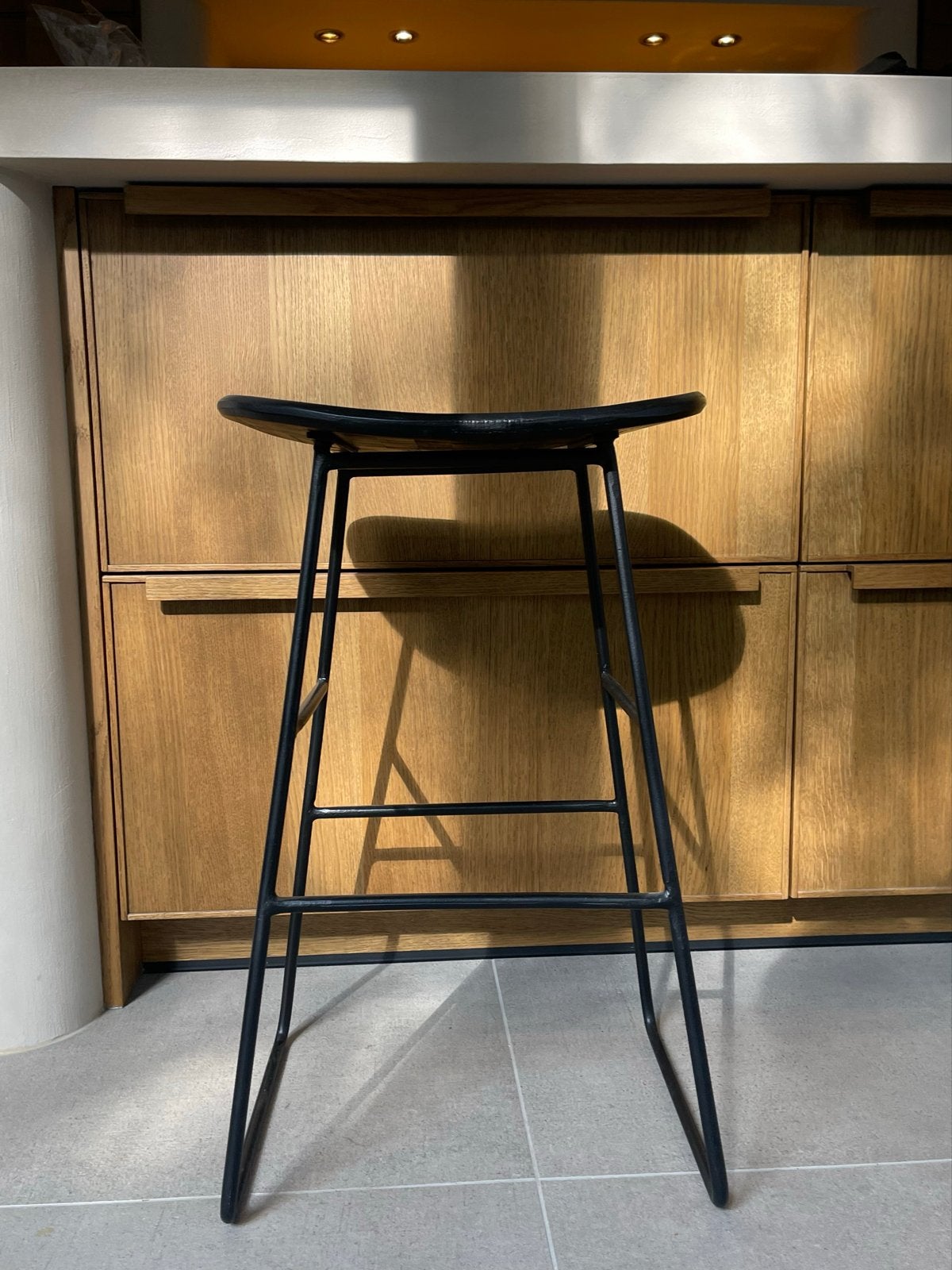 Set van 2 zwarte japandi stijl barkrukken, Ophalen, 60 tot 90 cm, Zo goed als nieuw, Hout