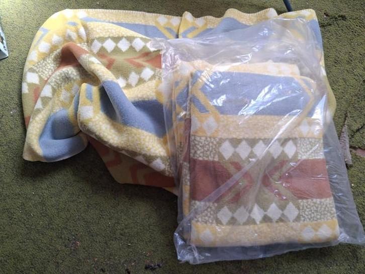 oma's 2x vintage oude wollendekens voor 1 persoons bed, Ophalen