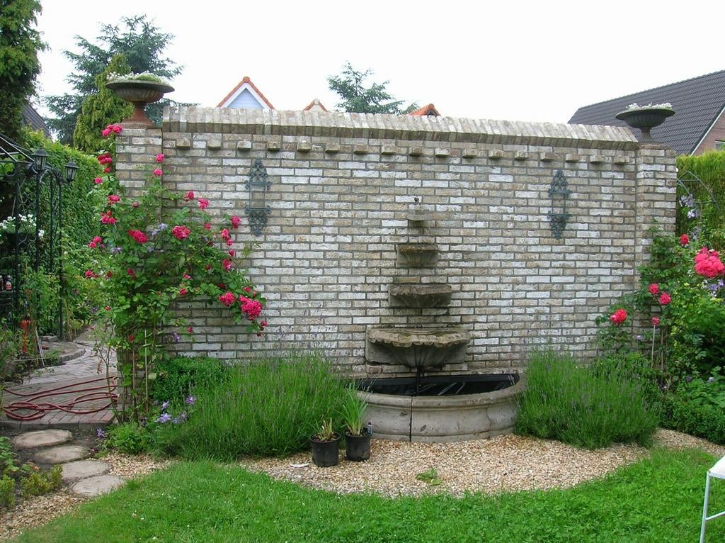 Prachtige muur fontein van beton. Sierlijk gevormde schalen., Tuin en Terras, Waterpartijen en Fonteinen, Ophalen of Verzenden