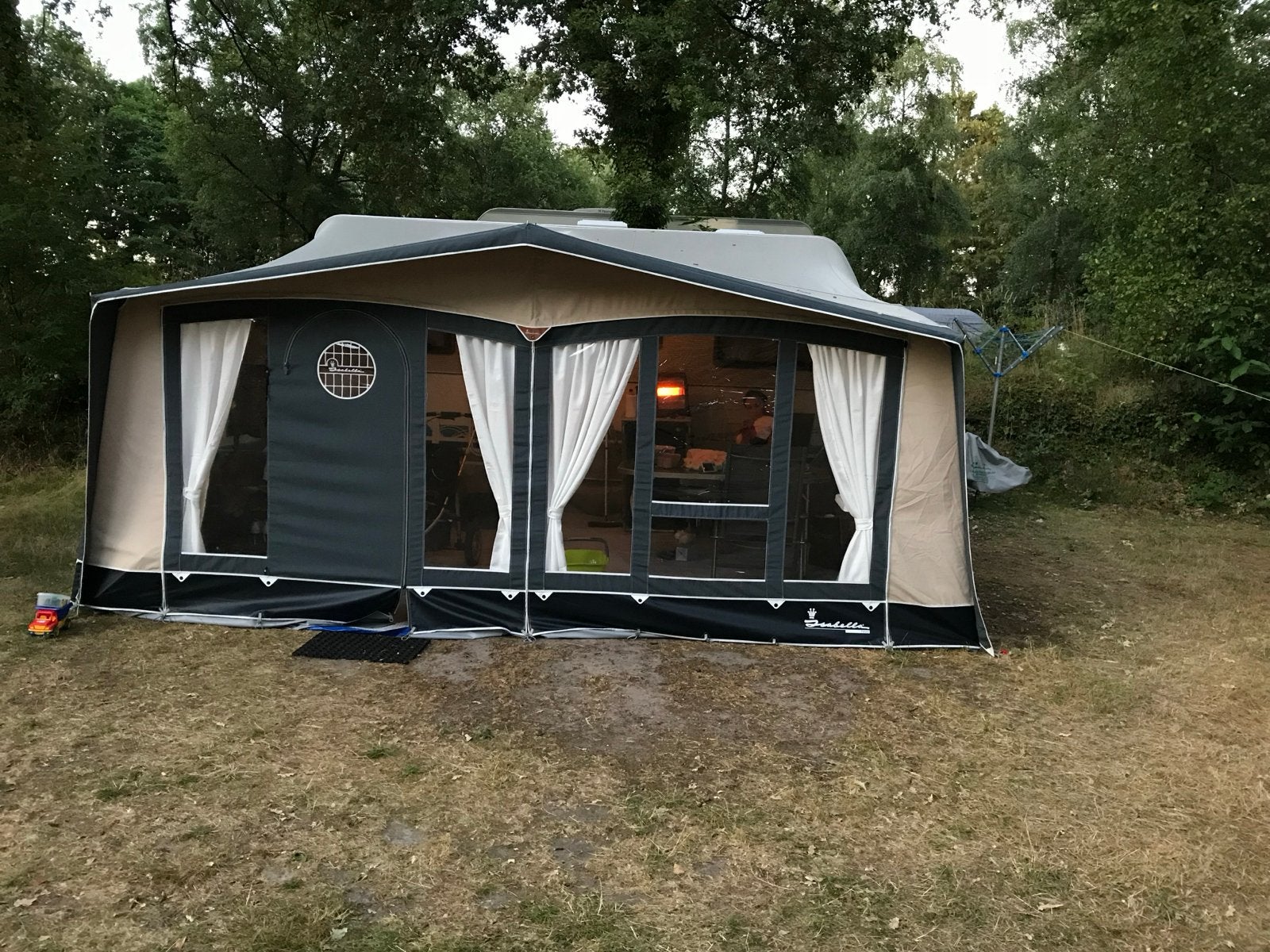 Dethleffs Camper 460DB met Isabella Forum voortent, Vast bed, Rondzit, Voortentlamp, 750 - 1000 kg