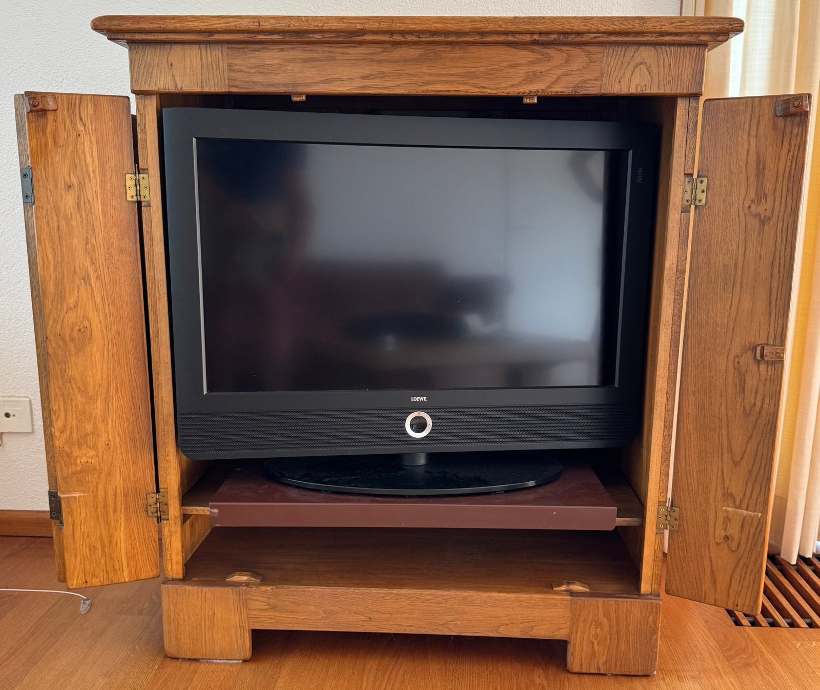Eiken TV kast, Ophalen