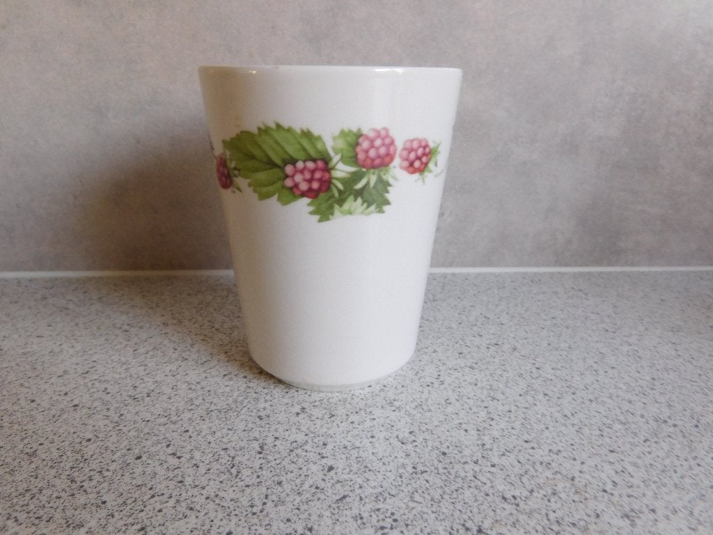 Wedgwood Marjolein Bastin Melkbeker Bosvruchten Framboos, Landelijk/Boerenbont, Zo goed als nieuw, Mok, Ophalen of Verzenden