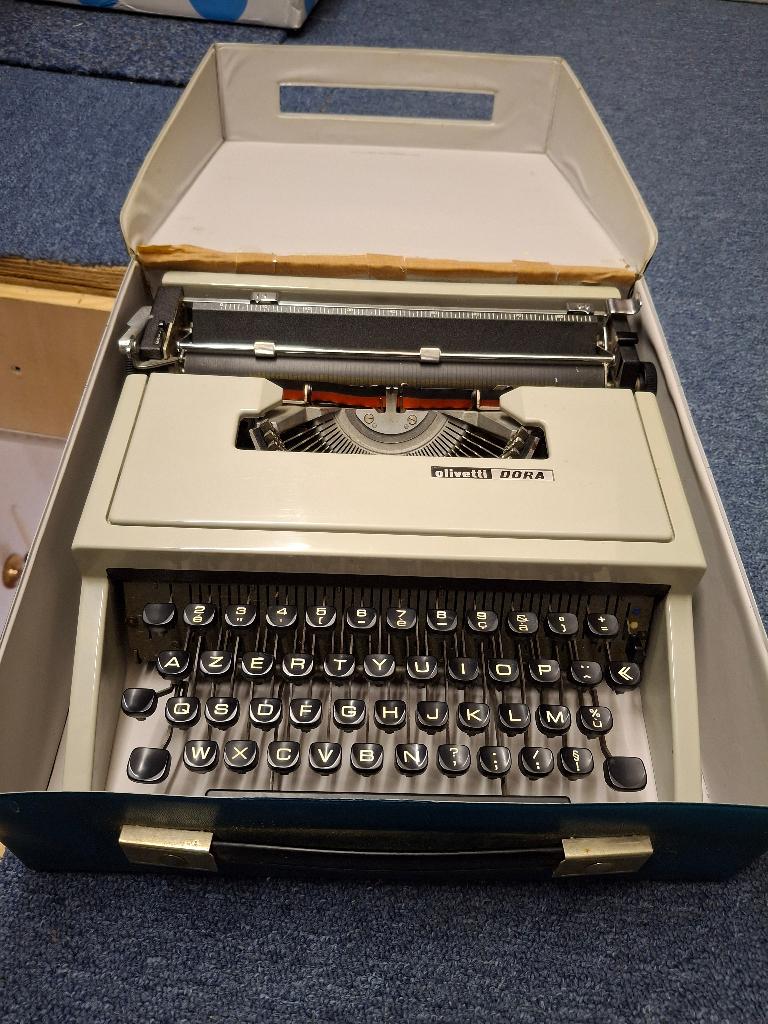 Typemachine Olivetti Dora met koffer, Ophalen, Gebruikt