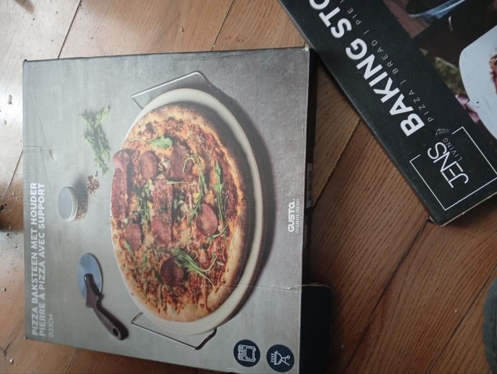 Nieuwe Gusto Pizza Baksteen met Houder Ø33cm, Beige, Overige typen, Nieuw, Ophalen of Verzenden