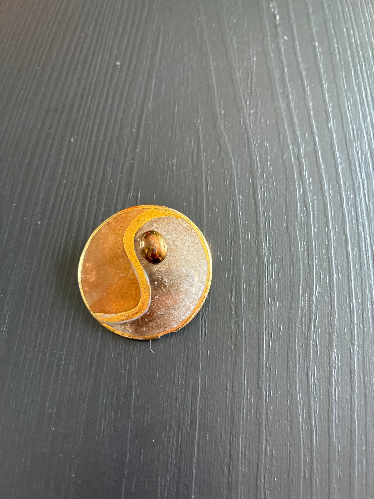 Vintage Yin Yang Broche met Tijgeroog - Koper en Zilver, Sieraden, Tassen en Uiterlijk, Broches, 4 tot 7 cm, Overige kleuren, Ophalen of Verzenden