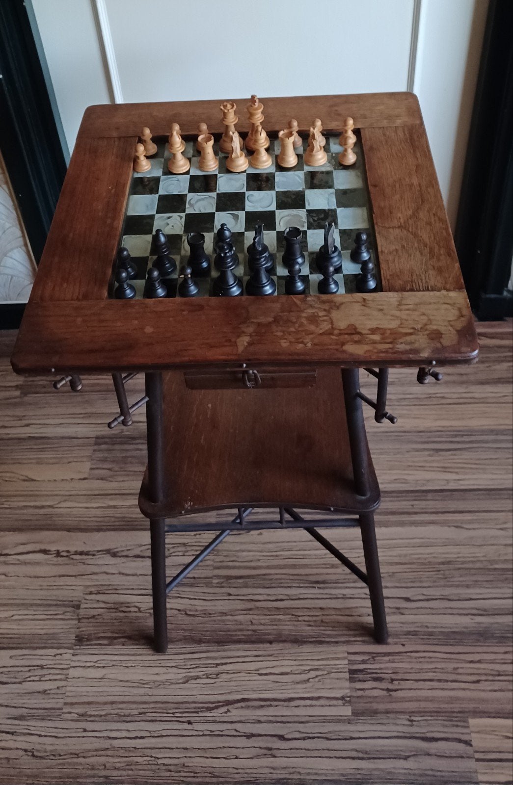 Unieke Antieke Schaaktafel / Speeltafel (incl. 32 stukken ), Ophalen