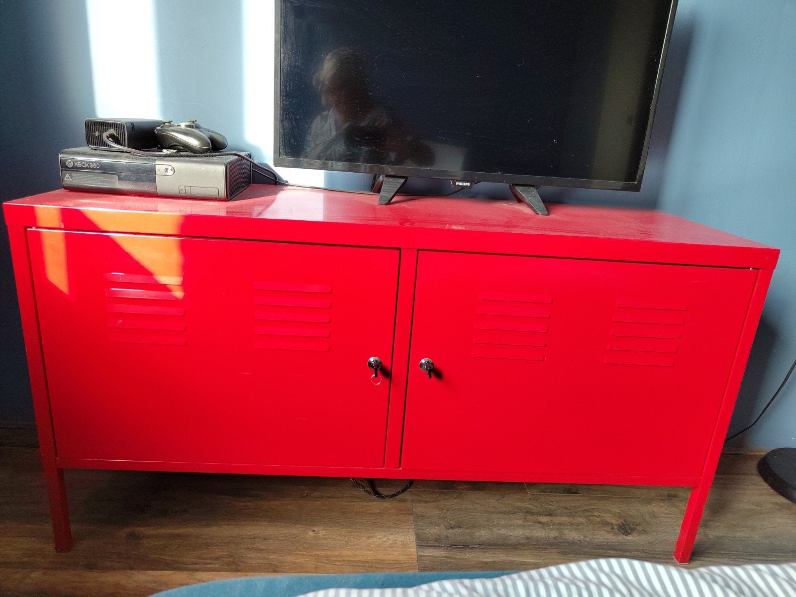 Rood metalen tv-meubel / dressoir, Ophalen, Gebruikt, 100 tot 150 cm, Industrieel, Modern
