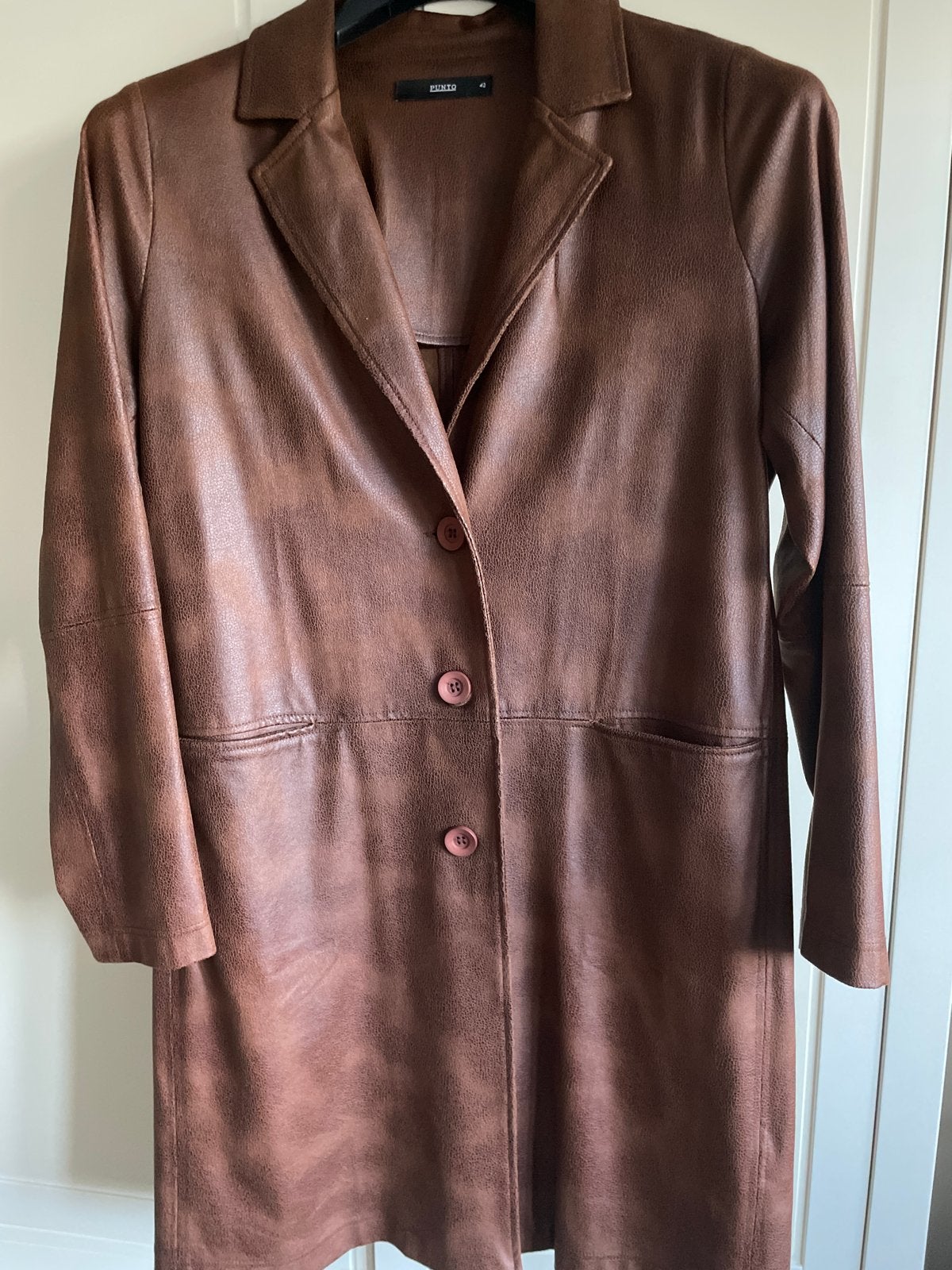 Lange bruine jas van imitatieleer - Maat 42, Kleding | Dames, Ophalen of Verzenden, Zo goed als nieuw, Maat 42/44 (L), Bruin