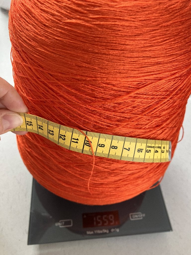oranje garen 1,5 kilo op cone, Hobby en Vrije tijd, Ophalen of Verzenden, Nieuw, Breien of Haken, Wol of Garen