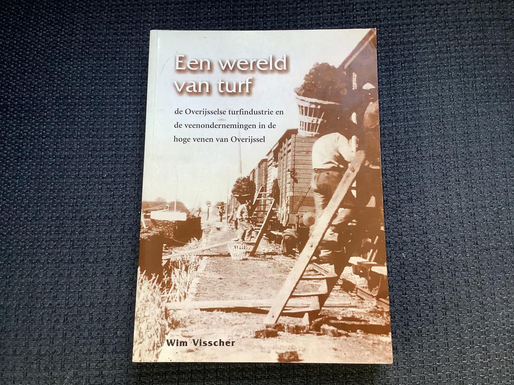 EEN  WERELD  VAN  TURF, Ophalen of Verzenden, Zo goed als nieuw