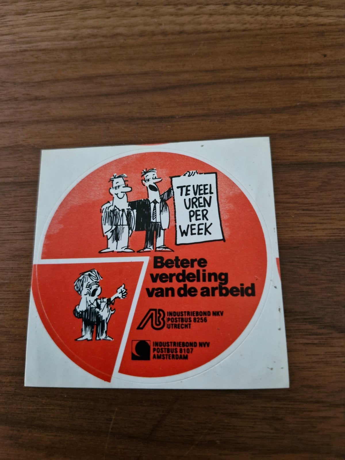 9973  sticker: Betere verdeling van de arbeid (Industriebo, Verzamelen, Ophalen of Verzenden, Zo goed als nieuw, Bedrijf of Vereniging