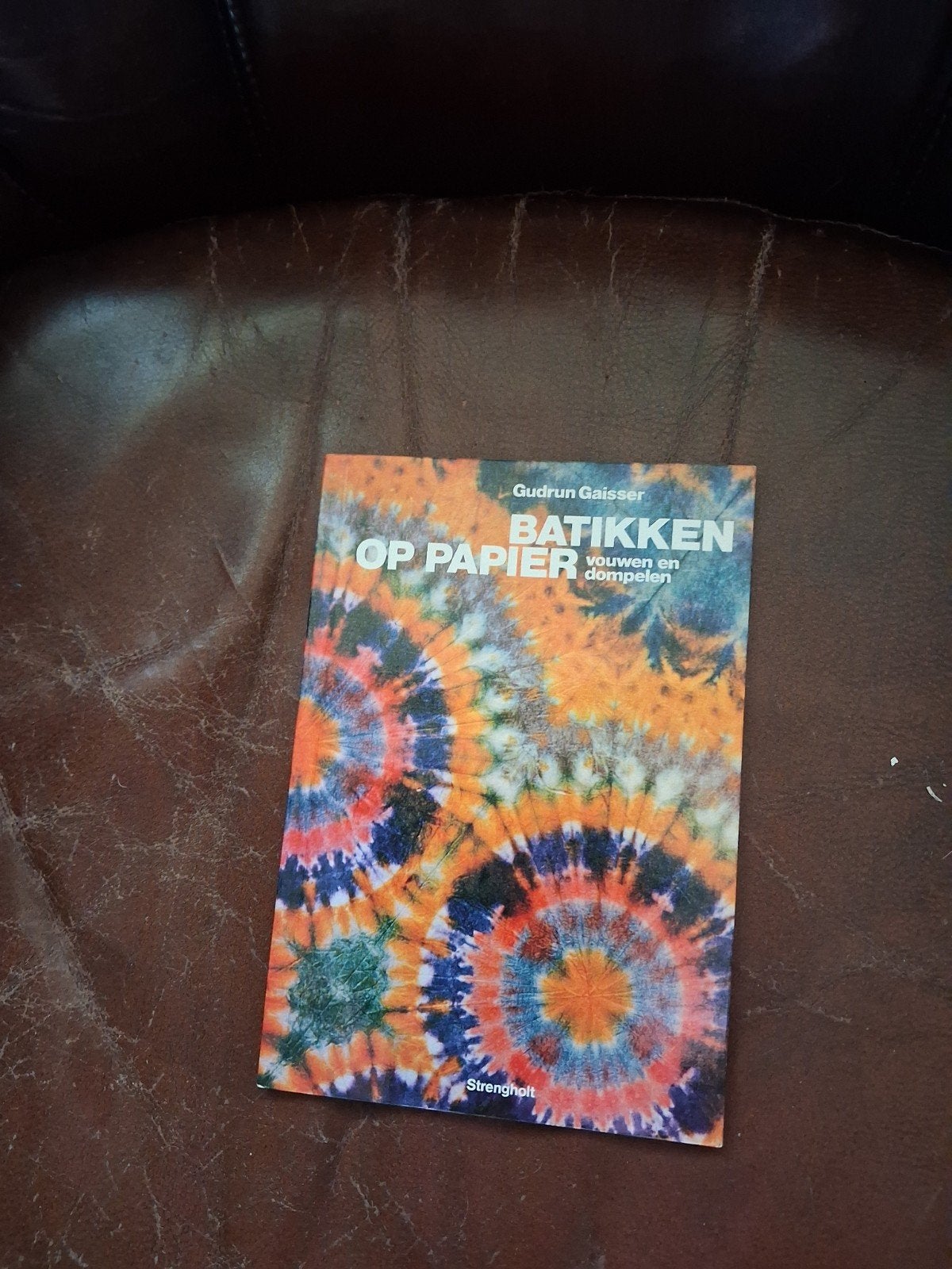 Te koop boekje batikken op papier., Ophalen of Verzenden