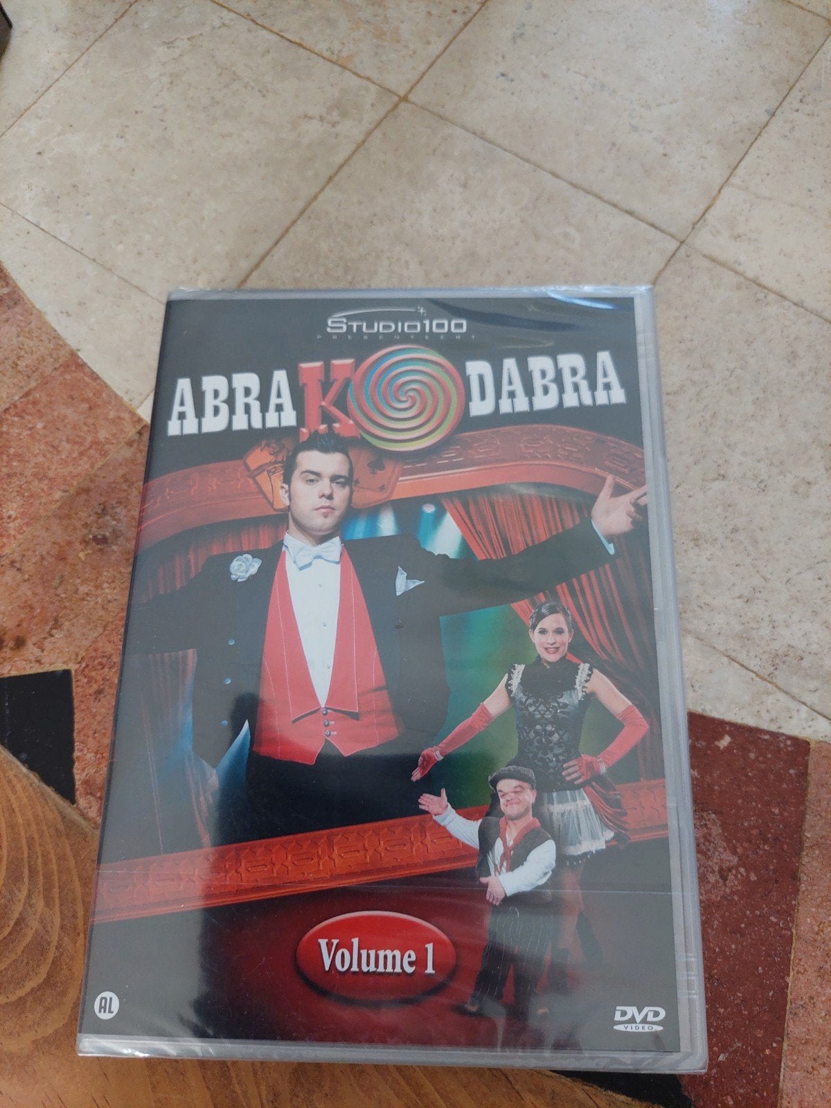 ABRA KADABRA, Ophalen of Verzenden, Zo goed als nieuw, Stand-up of Theatershow