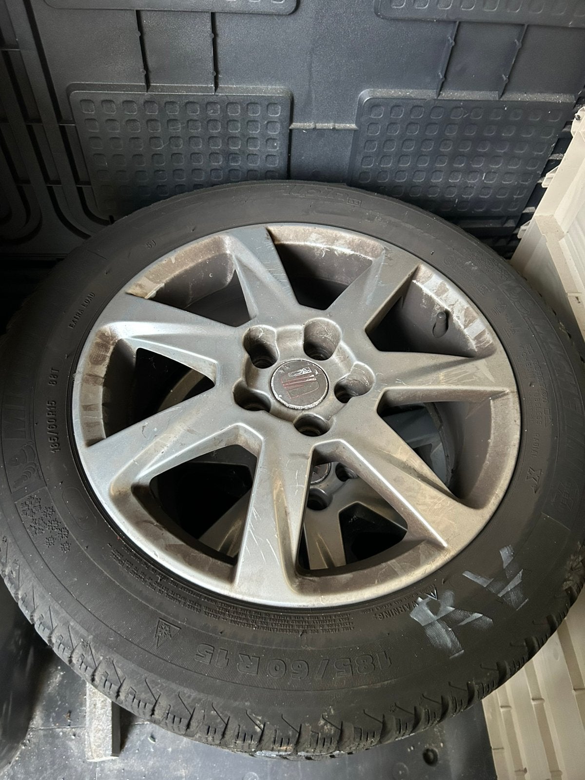 Nette Seat winterbanden op velg – Michelin 185/60/R15, Auto-onderdelen, Ophalen, Gebruikt, 15 inch, Banden en Velgen