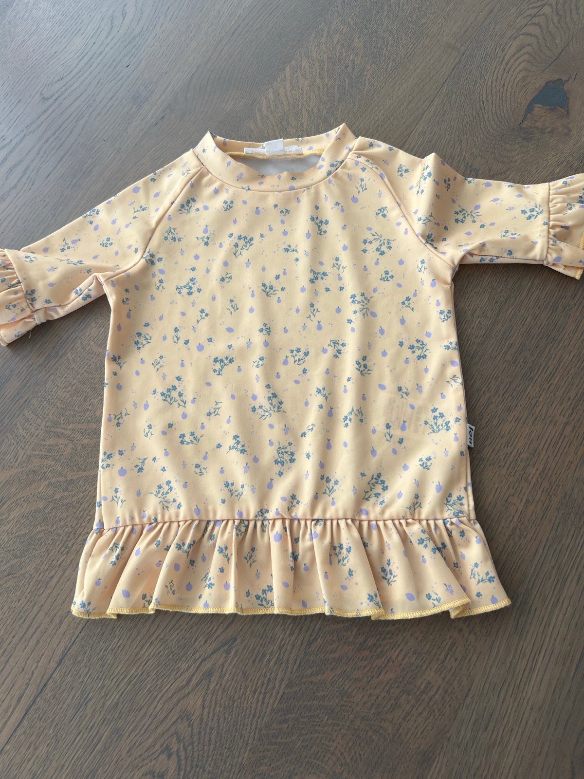 Schattig UV-zwemshirtje met bloemenprint en ruches, Kinderen en Baby's, Babykleding | Baby-zwemkleding, Ophalen of Verzenden, Zo goed als nieuw