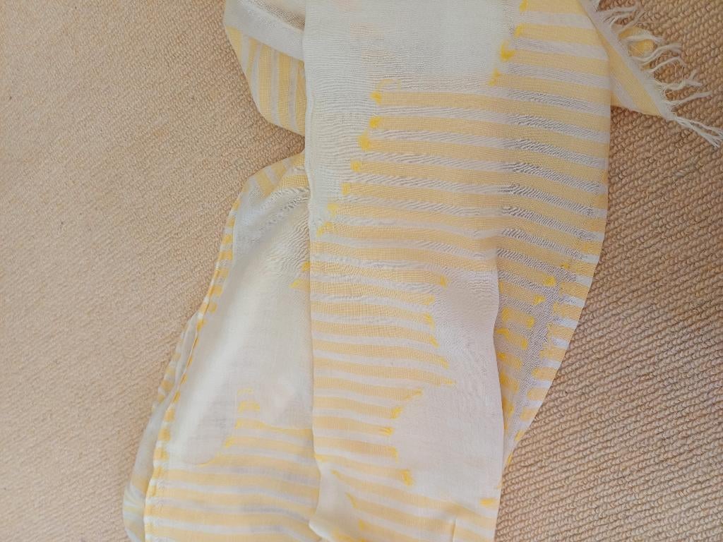 ruime sjaal Yaya  - geel met wit print - NIEUWSTAAT, Maat 46/48 (XL) of groter, Nieuw, Ophalen of Verzenden, Yaya