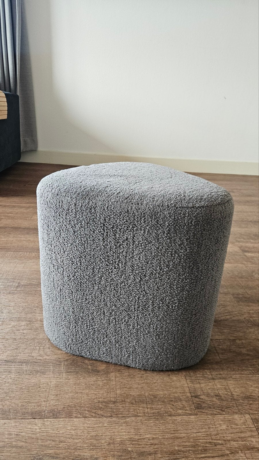 Stijlvolle grijze poef - Zo goed als nieuw, Ophalen, 50 tot 75 cm, Zo goed als nieuw, Modern, Organisch, Bouclé