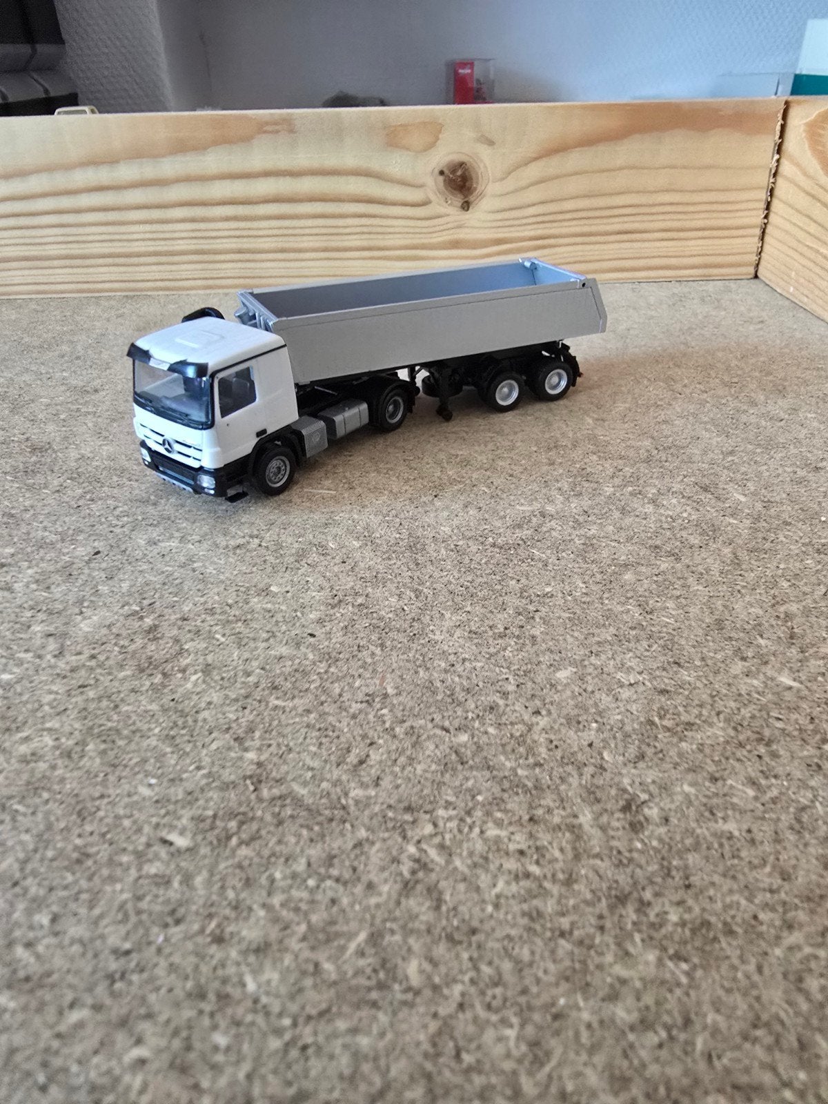 1545 mb actros mp3 met kipper oplegger, Ophalen of Verzenden, Zo goed als nieuw, Bus of Vrachtwagen, Herpa