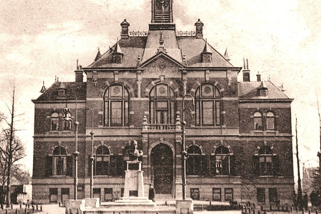 804666	Apeldoorn	Gemeentehuis	1923	Gelopen met Overdrukzegel, Ophalen of Verzenden, 1920 tot 1940, Gelopen, Gelderland