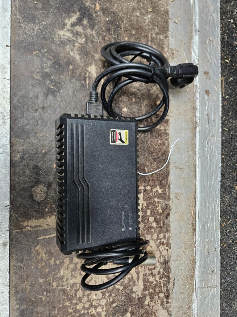 Acculader 24v lader, scootmobiel etc. Goed., Ophalen