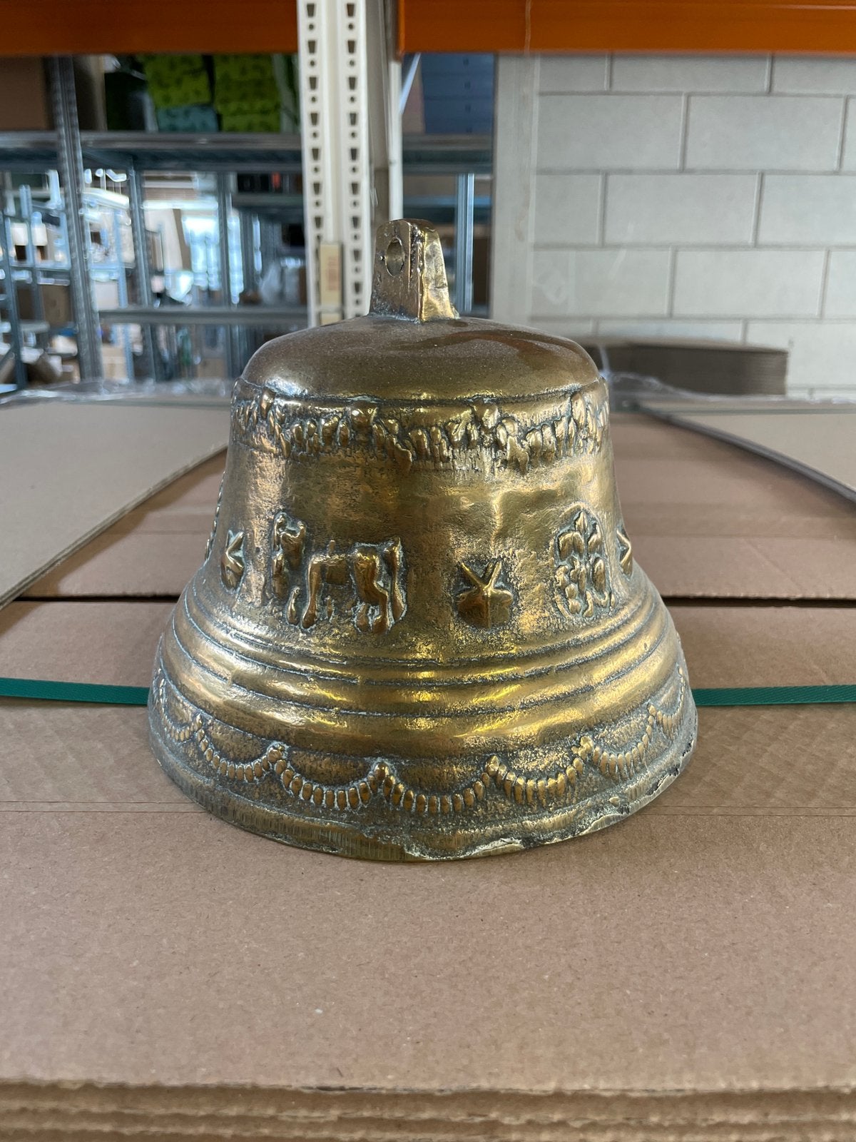 Antieke Bronzen Bel met Reliëfdecoratie, Antiek en Kunst, Ophalen of Verzenden, Brons