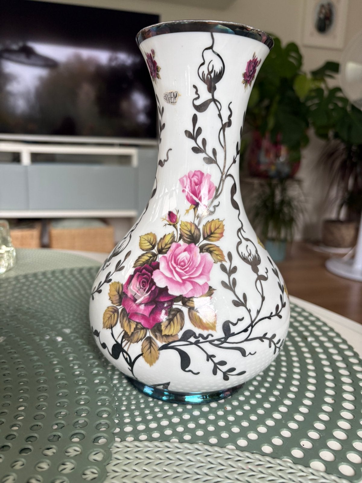 Vintage Bohemia vaas met rozen en zilverkleurig decor, Ophalen of Verzenden